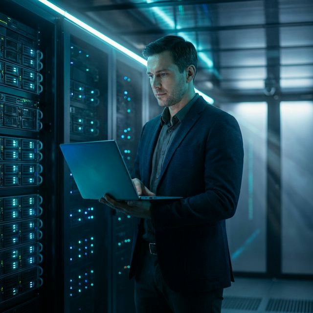 IT specialista při práci v serverovně